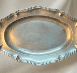 Plat ovale en argent massif du XVIIIe siècle, blason Hermine Breton, poinçon fermier généraux