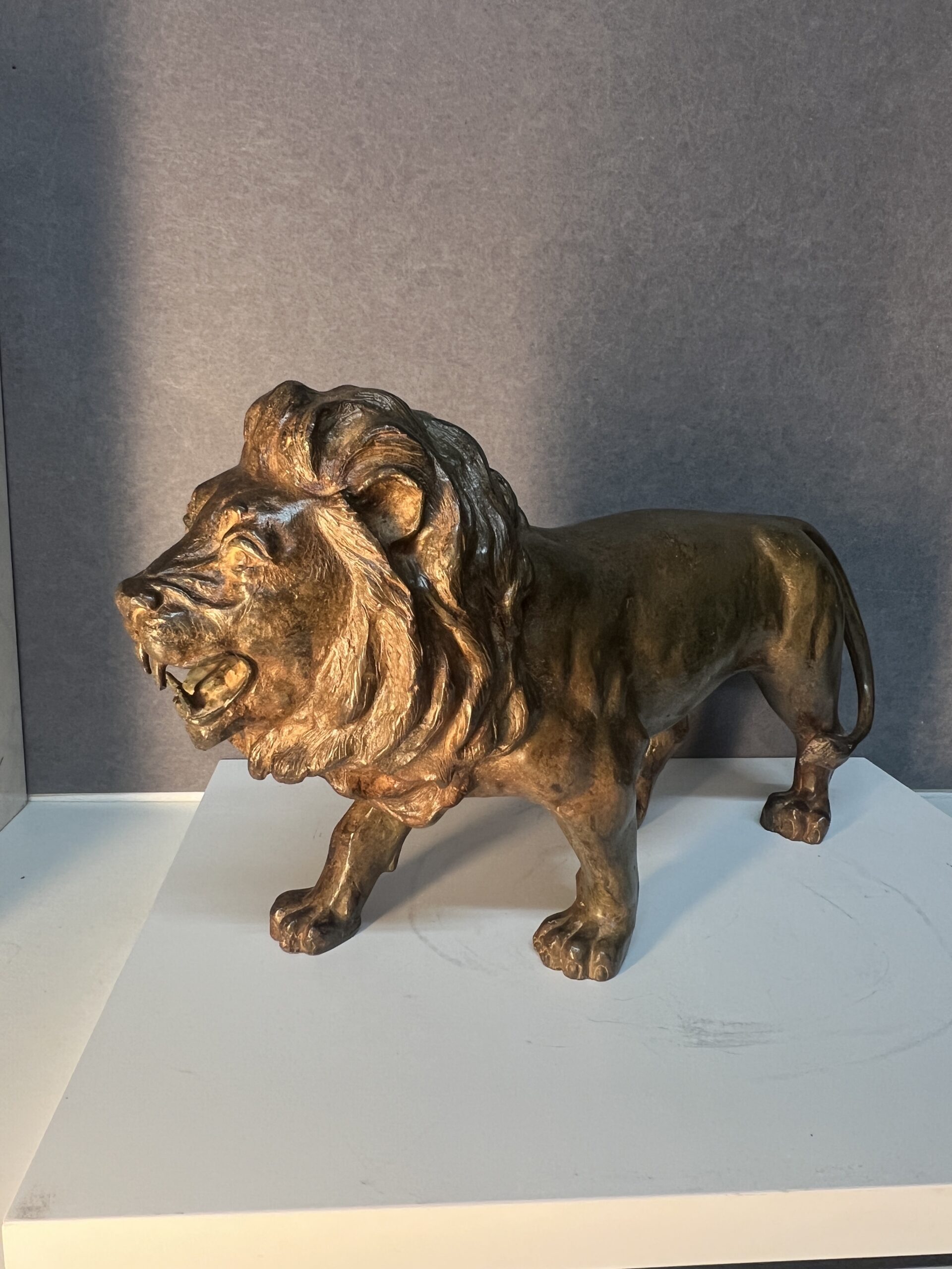 Sculpture en bronze massif de Pierre Chenet représentant un lion marchant et rugissant, longueur 44 cm – Image 2