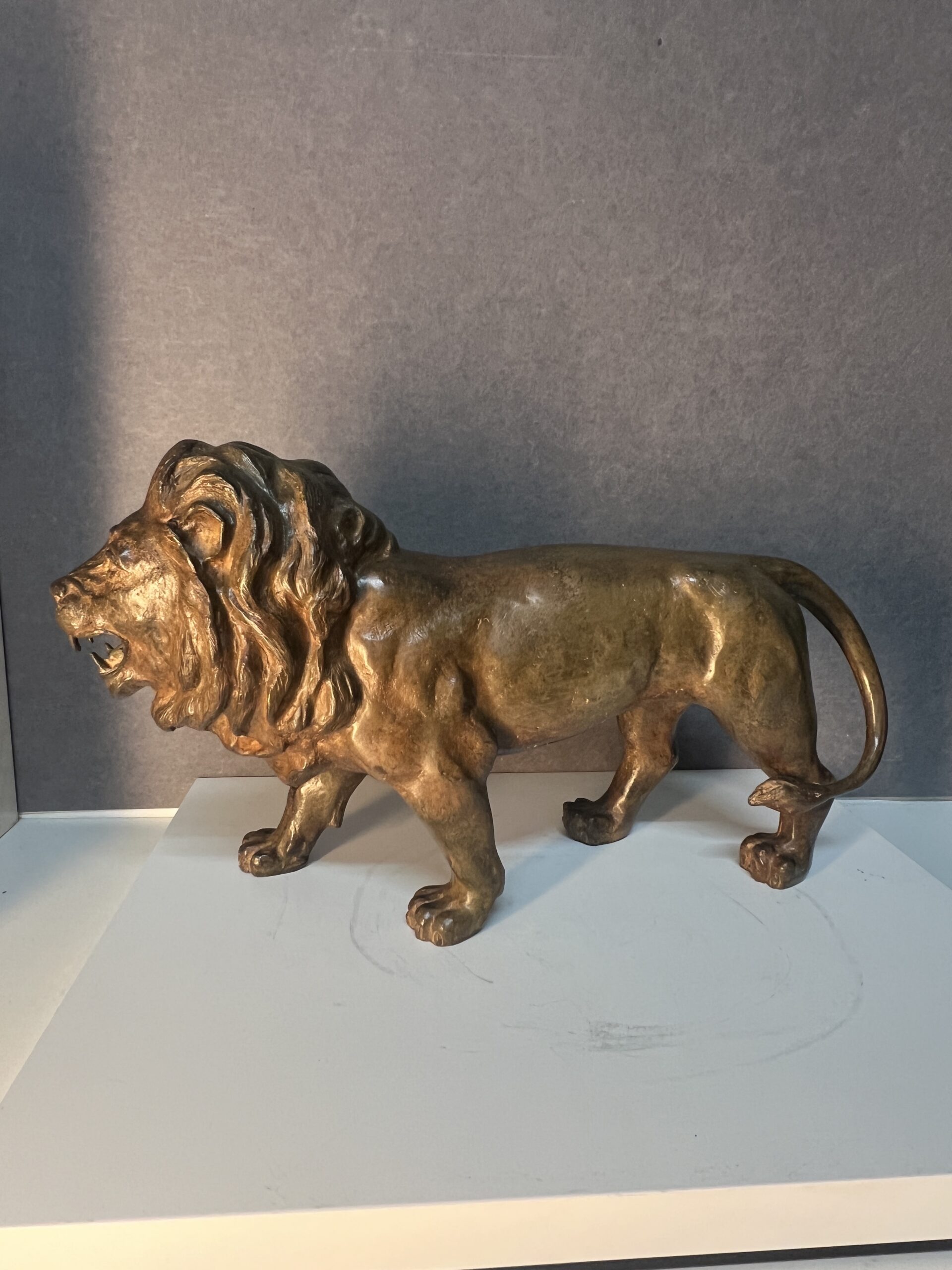 Sculpture en bronze massif de Pierre Chenet représentant un lion marchant et rugissant, longueur 44 cm