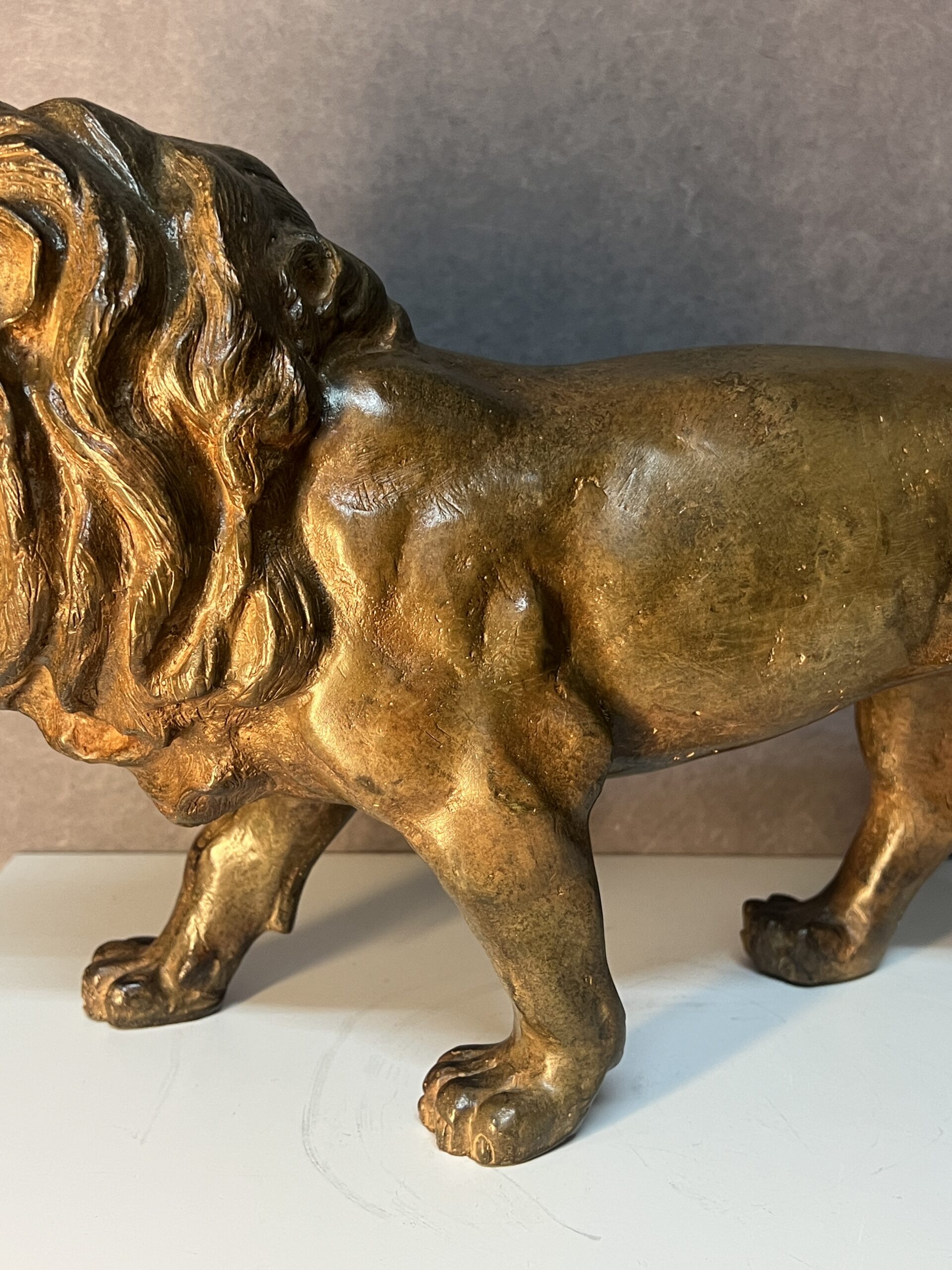 Sculpture en bronze massif de Pierre Chenet représentant un lion marchant et rugissant, longueur 44 cm