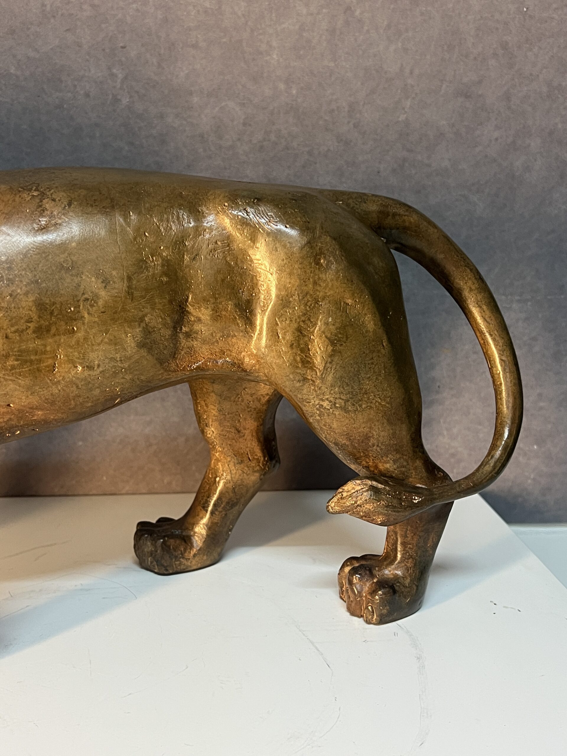 Sculpture en bronze massif de Pierre Chenet représentant un lion marchant et rugissant, longueur 44 cm