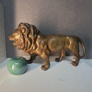 Sculpture en bronze massif de Pierre Chenet représentant un lion marchant et rugissant, longueur 44 cm