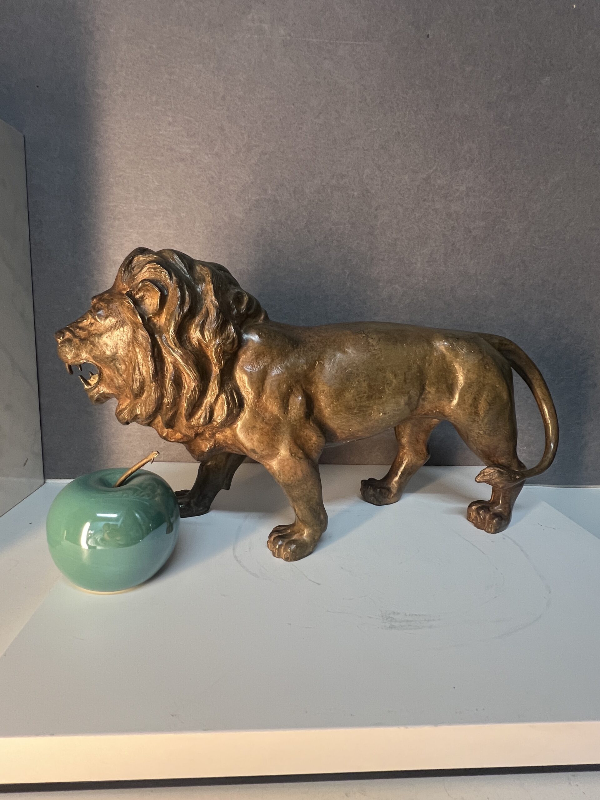 Sculpture en bronze massif de Pierre Chenet représentant un lion marchant et rugissant, longueur 44 cm