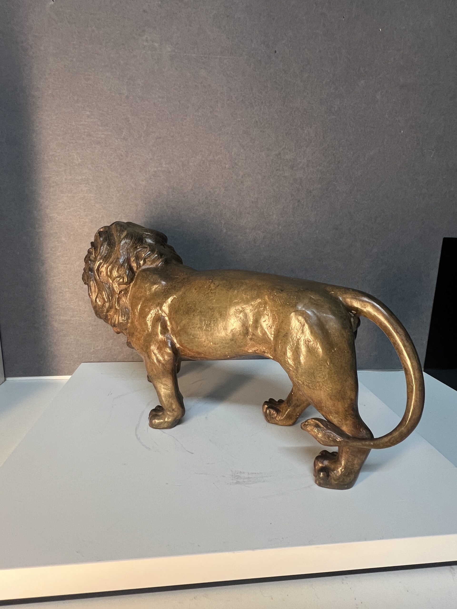 Sculpture en bronze massif de Pierre Chenet représentant un lion marchant et rugissant, longueur 44 cm