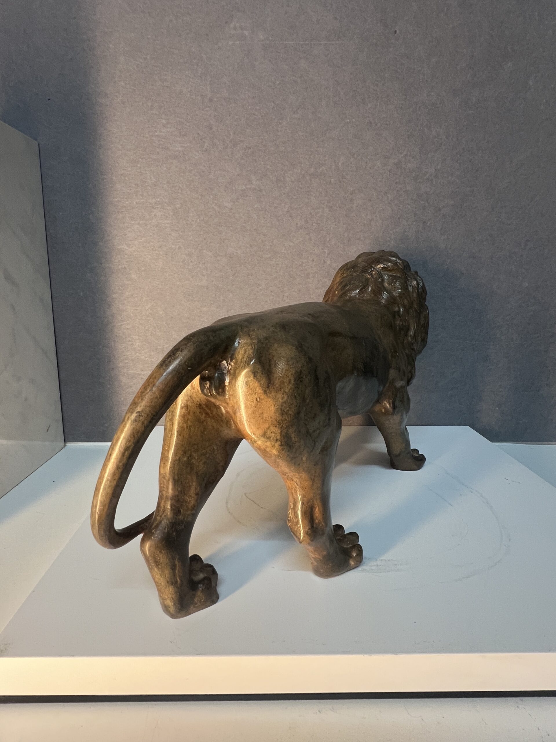 Sculpture en bronze massif de Pierre Chenet représentant un lion marchant et rugissant, longueur 44 cm – Image 8