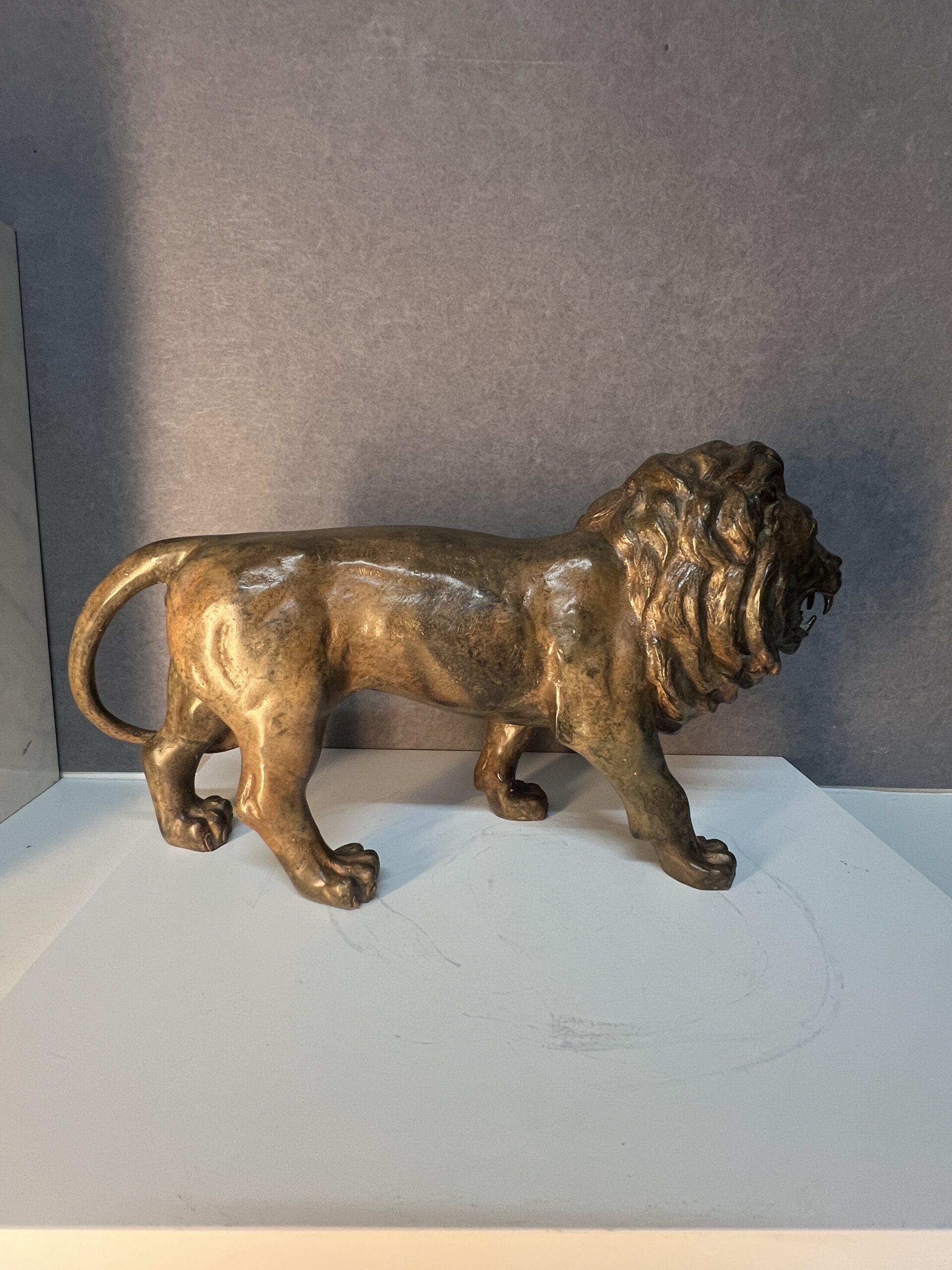 Sculpture en bronze massif de Pierre Chenet représentant un lion marchant et rugissant, longueur 44 cm