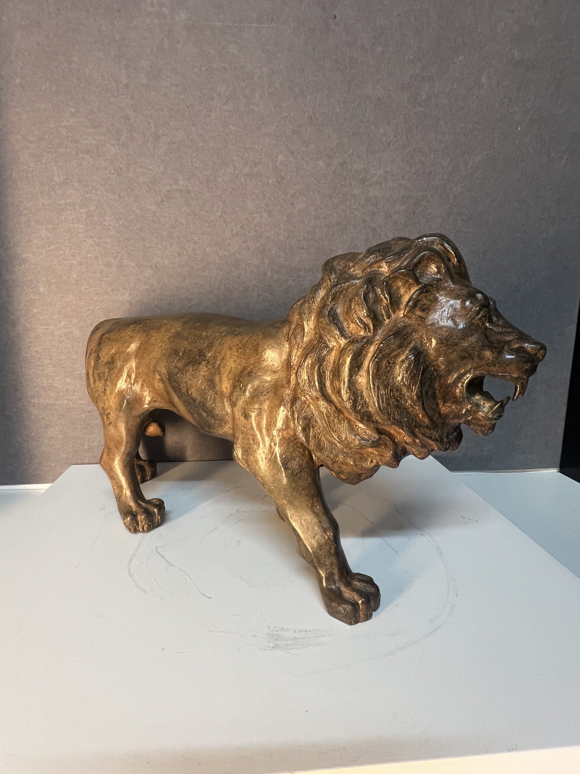 Sculpture en bronze massif de Pierre Chenet représentant un lion marchant et rugissant, longueur 44 cm – Image 10