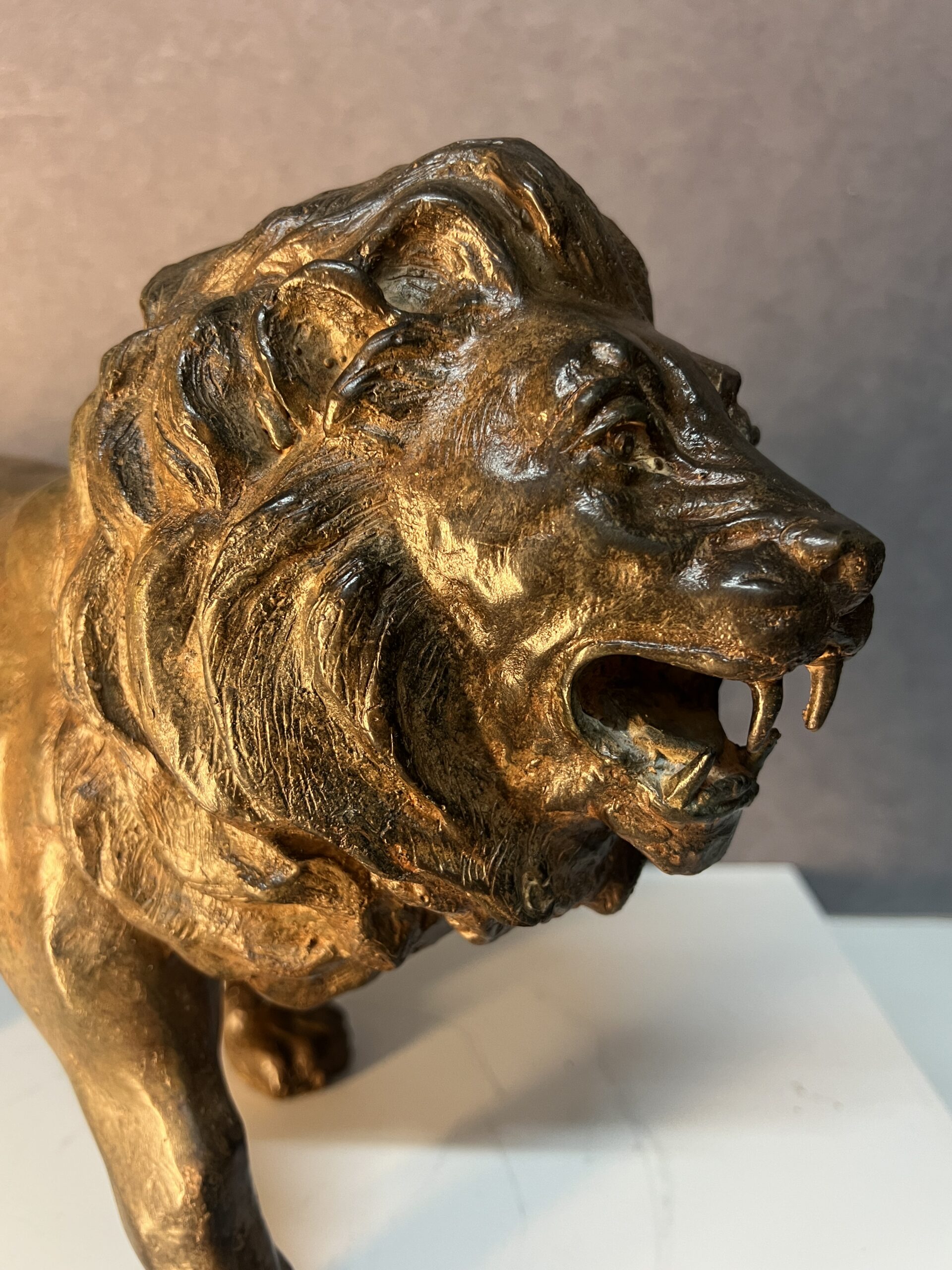Sculpture en bronze massif de Pierre Chenet représentant un lion marchant et rugissant, longueur 44 cm – Image 11