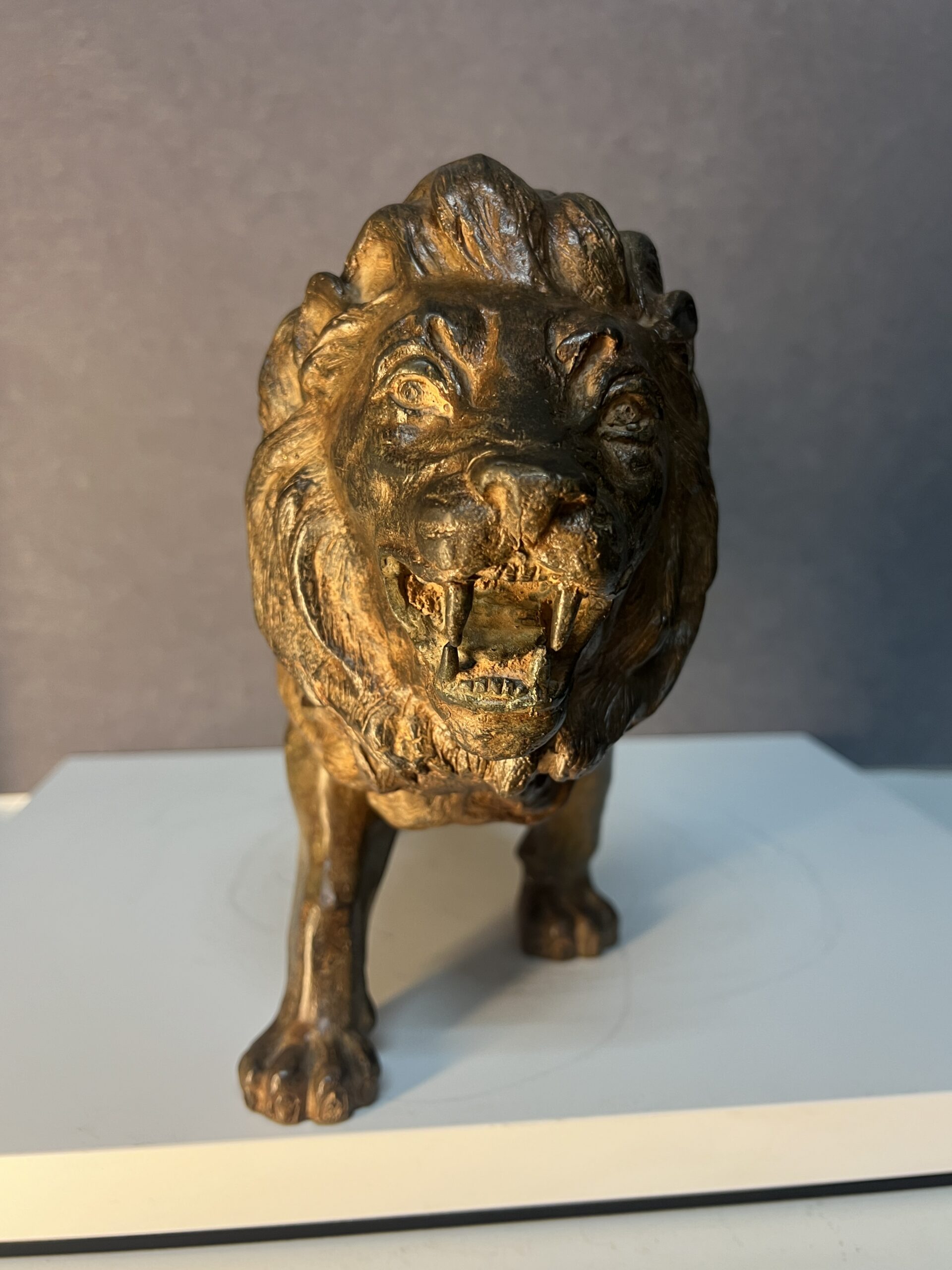 Sculpture en bronze massif de Pierre Chenet représentant un lion marchant et rugissant, longueur 44 cm