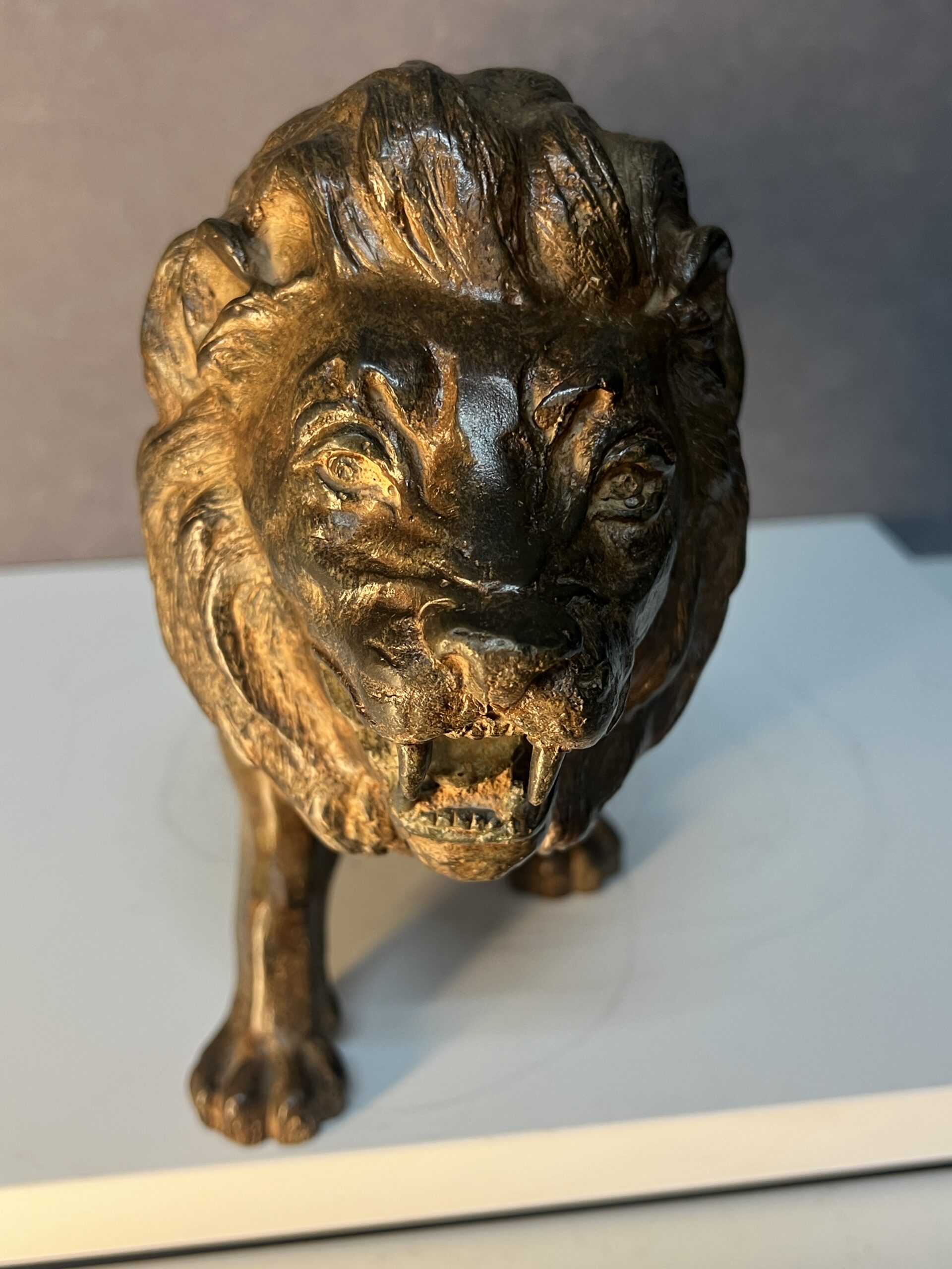 Sculpture en bronze massif de Pierre Chenet représentant un lion marchant et rugissant, longueur 44 cm – Image 13