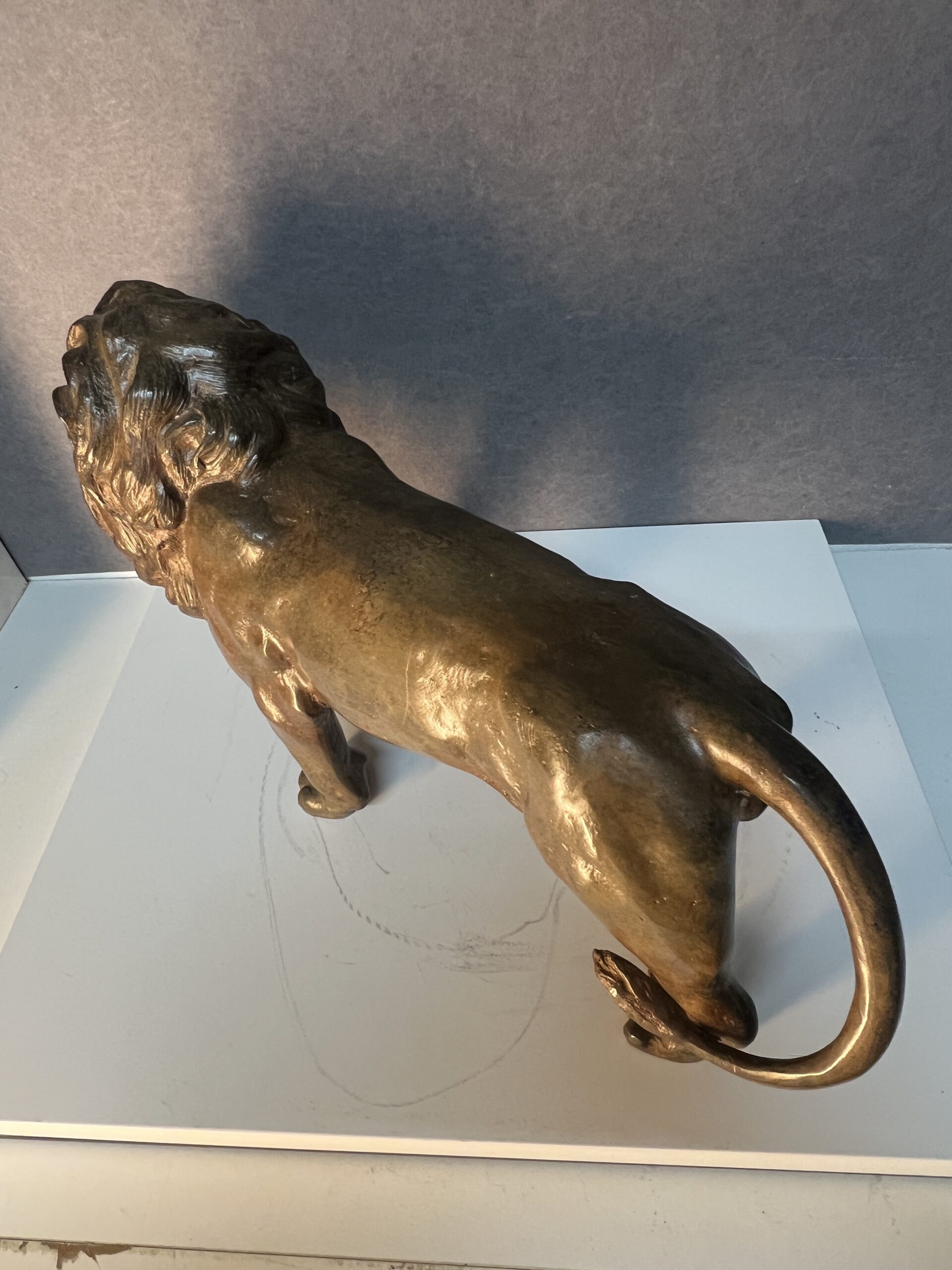 Sculpture en bronze massif de Pierre Chenet représentant un lion marchant et rugissant, longueur 44 cm – Image 14