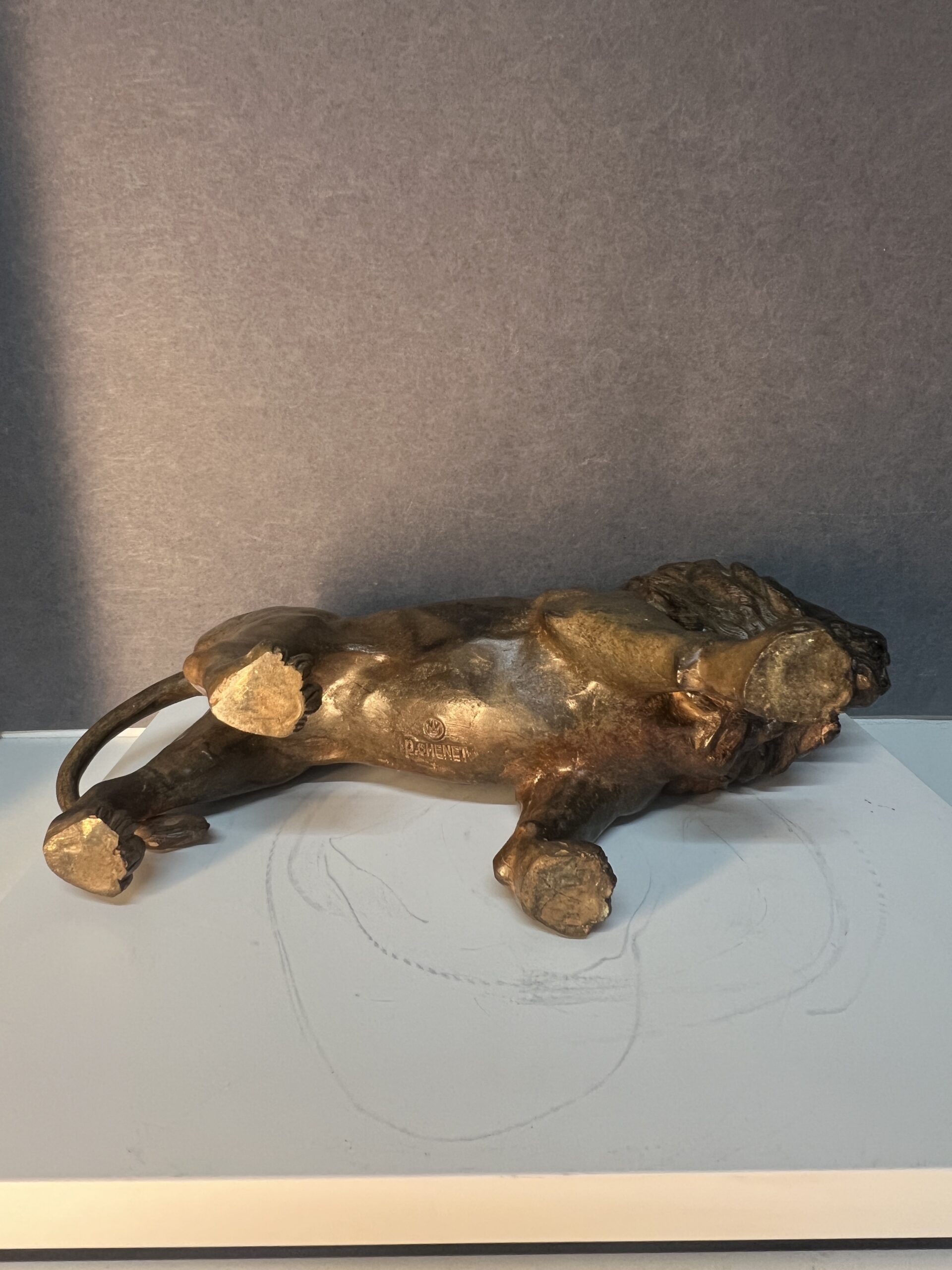 Sculpture en bronze massif de Pierre Chenet représentant un lion marchant et rugissant, longueur 44 cm