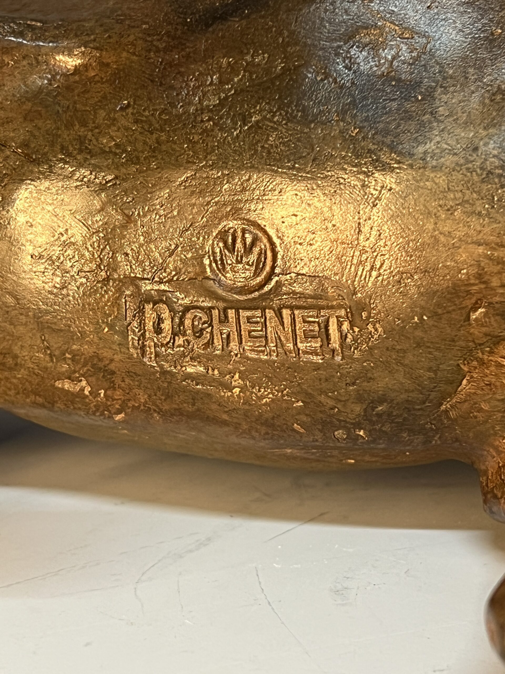 Sculpture en bronze massif de Pierre Chenet représentant un lion marchant et rugissant, longueur 44 cm