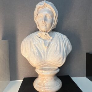 Grande sculpture d'une femme en terre cuite émaillé, style néoclassique Italien fin XIXe début XXe siècle