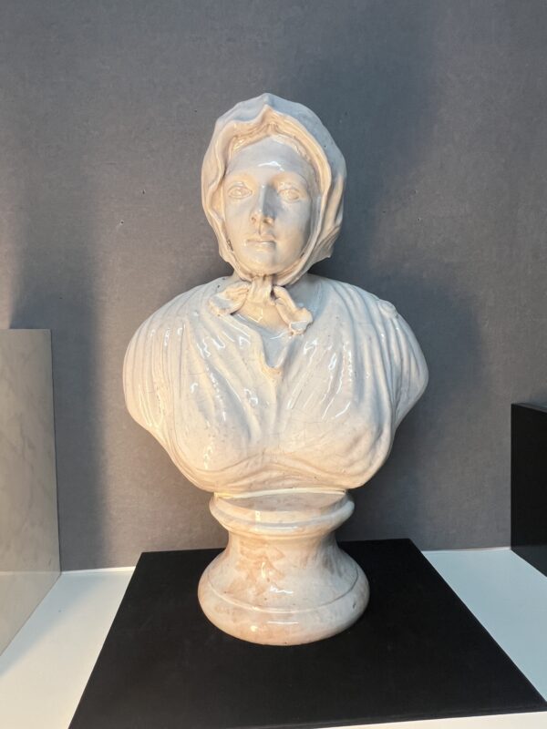 Grande sculpture d'une femme en terre cuite émaillé, style néoclassique Italien fin XIXe début XXe siècle
