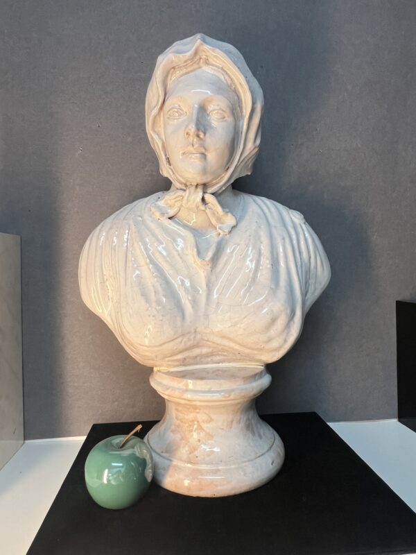Grande sculpture d'une femme en terre cuite émaillé, style néoclassique Italien fin XIXe début XXe siècle