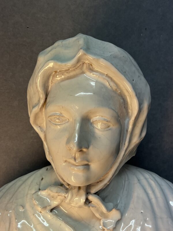 Grande sculpture d'une femme en terre cuite émaillé, style néoclassique Italien fin XIXe début XXe siècle
