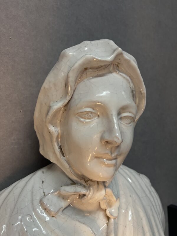 Grande sculpture terre cuite émaillée d'une femme, style néoclassique Italien fin XIXe début XXe siècle – Image 5
