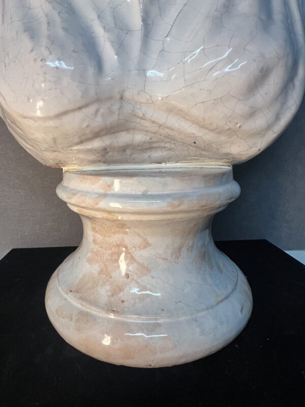 Grande sculpture d'une femme en terre cuite émaillé, style néoclassique Italien fin XIXe début XXe siècle