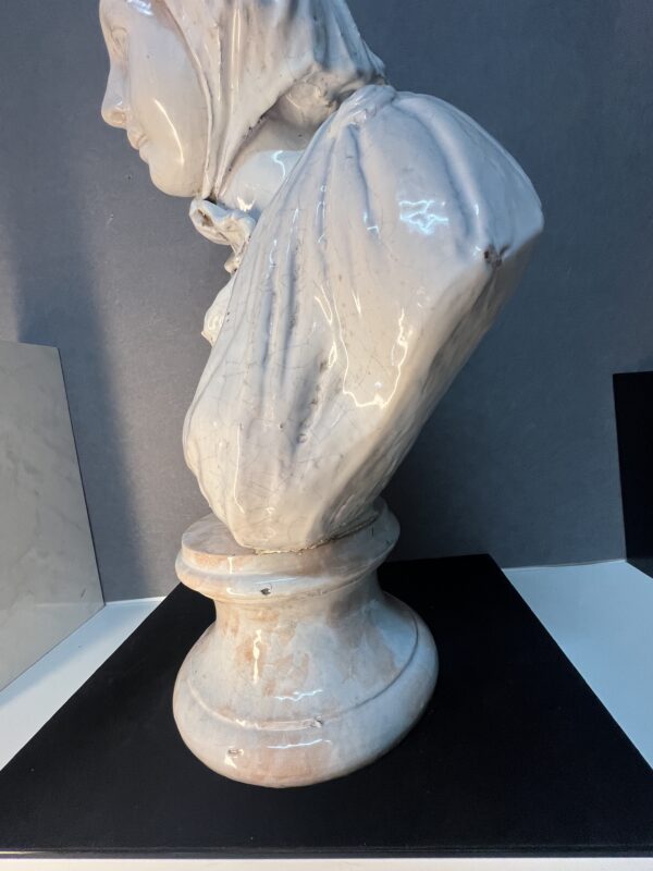 Grande sculpture d'une femme en terre cuite émaillé, style néoclassique Italien fin XIXe début XXe siècle