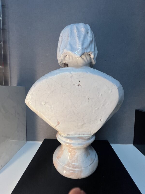 Grande sculpture terre cuite émaillée d'une femme, style néoclassique Italien fin XIXe début XXe siècle – Image 11