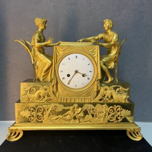 Magnifique pendule bronze doré au mercure, style Empire du XVIIIe siècle, jeu de dame