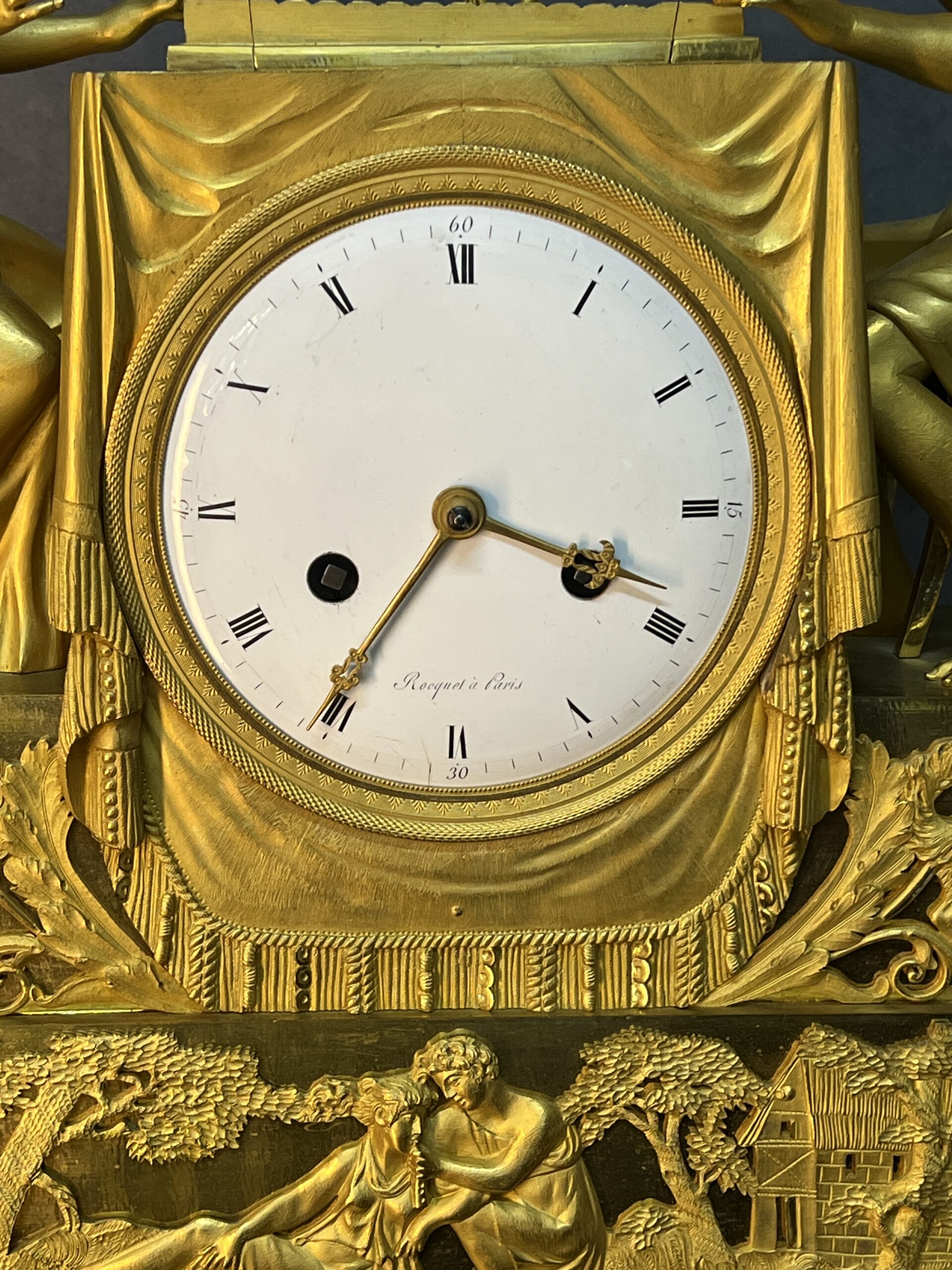 Magnifique pendule en bronze doré au mercure, style Empire du XVIIIe siècle, jeu de dame, Rocquet à Paris – Image 2