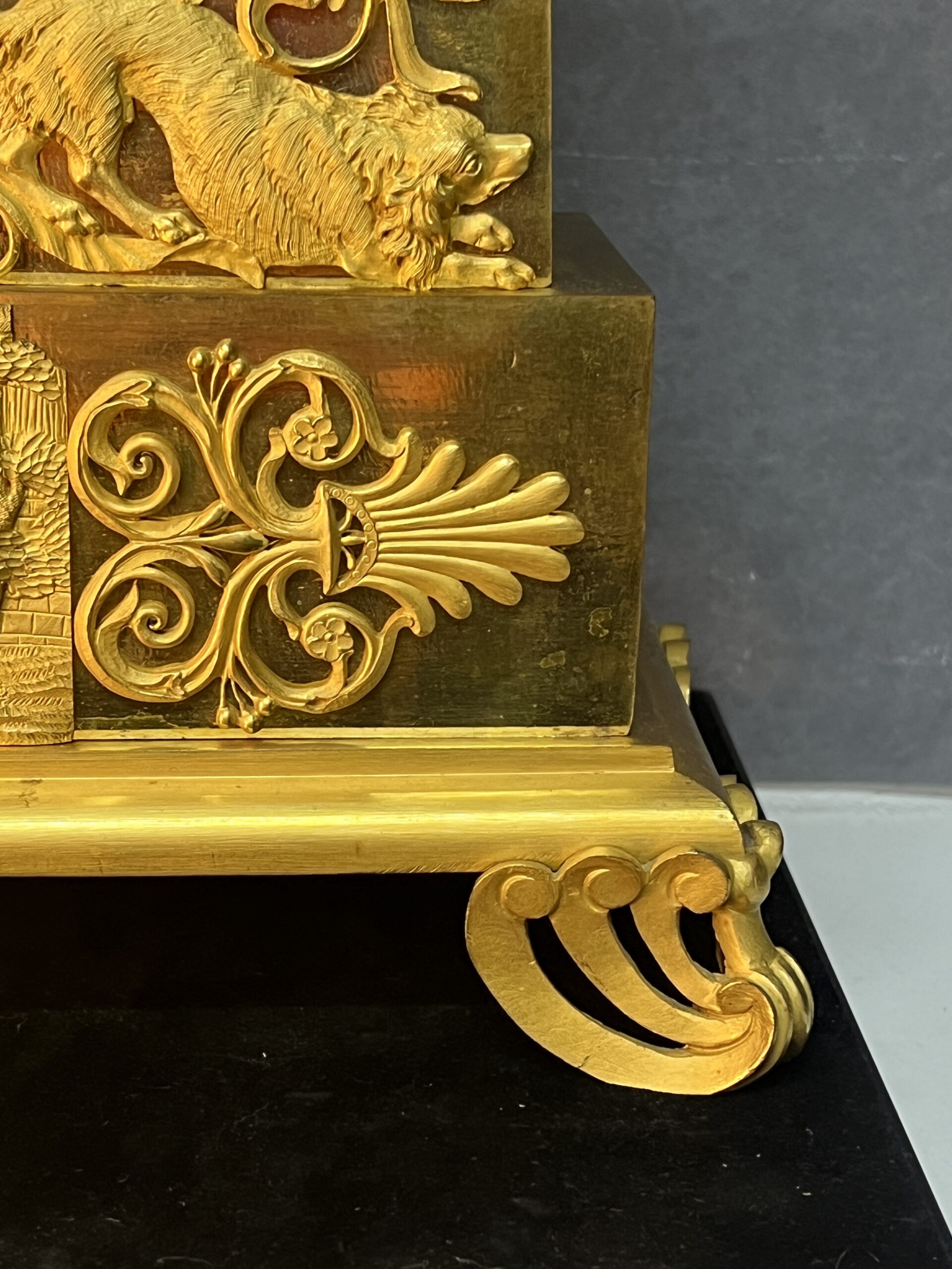 Magnifique pendule bronze doré au mercure, style Empire du XVIIIe siècle, jeu de dame