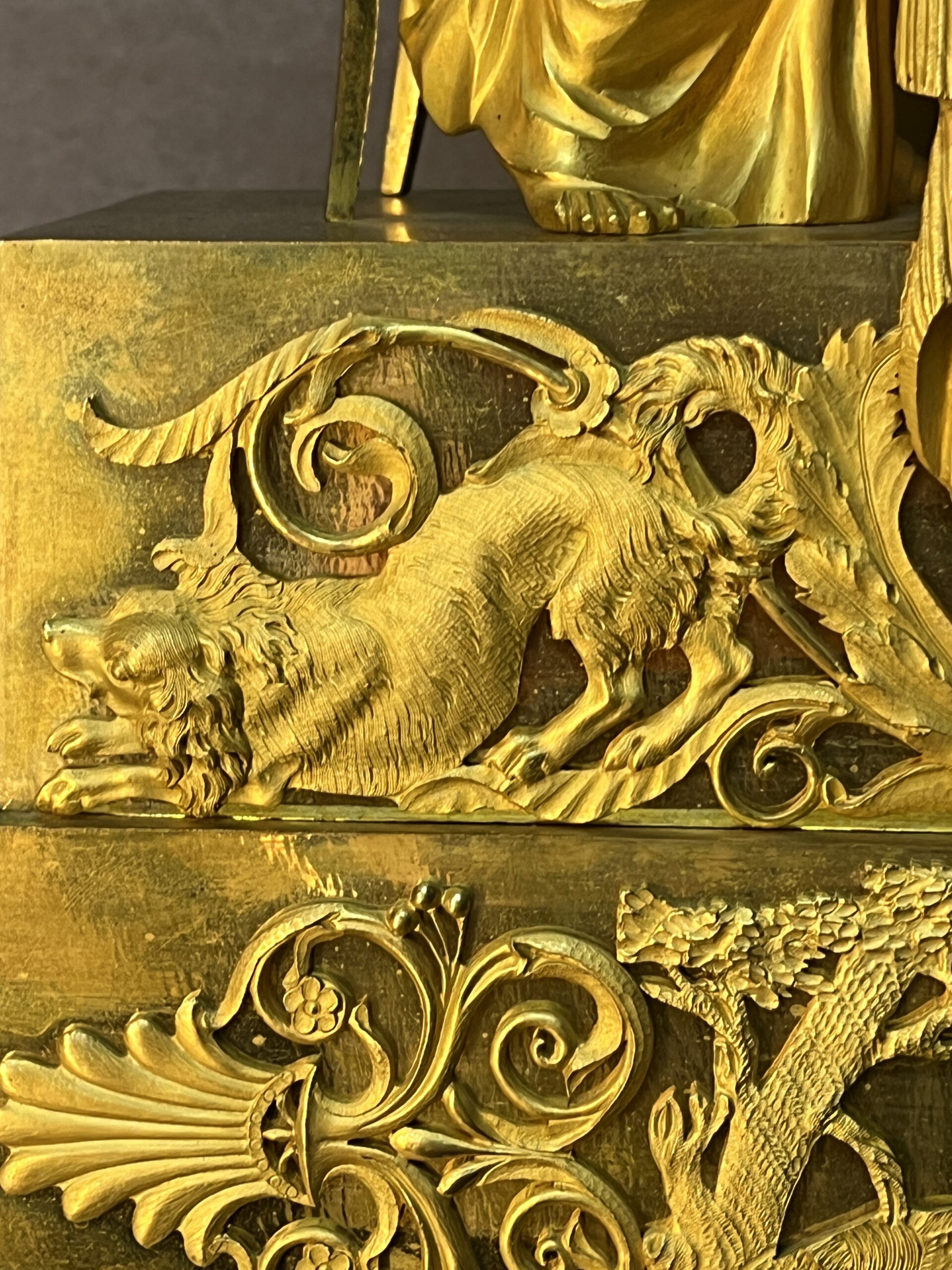 Magnifique pendule bronze doré au mercure, style Empire du XVIIIe siècle, jeu de dame