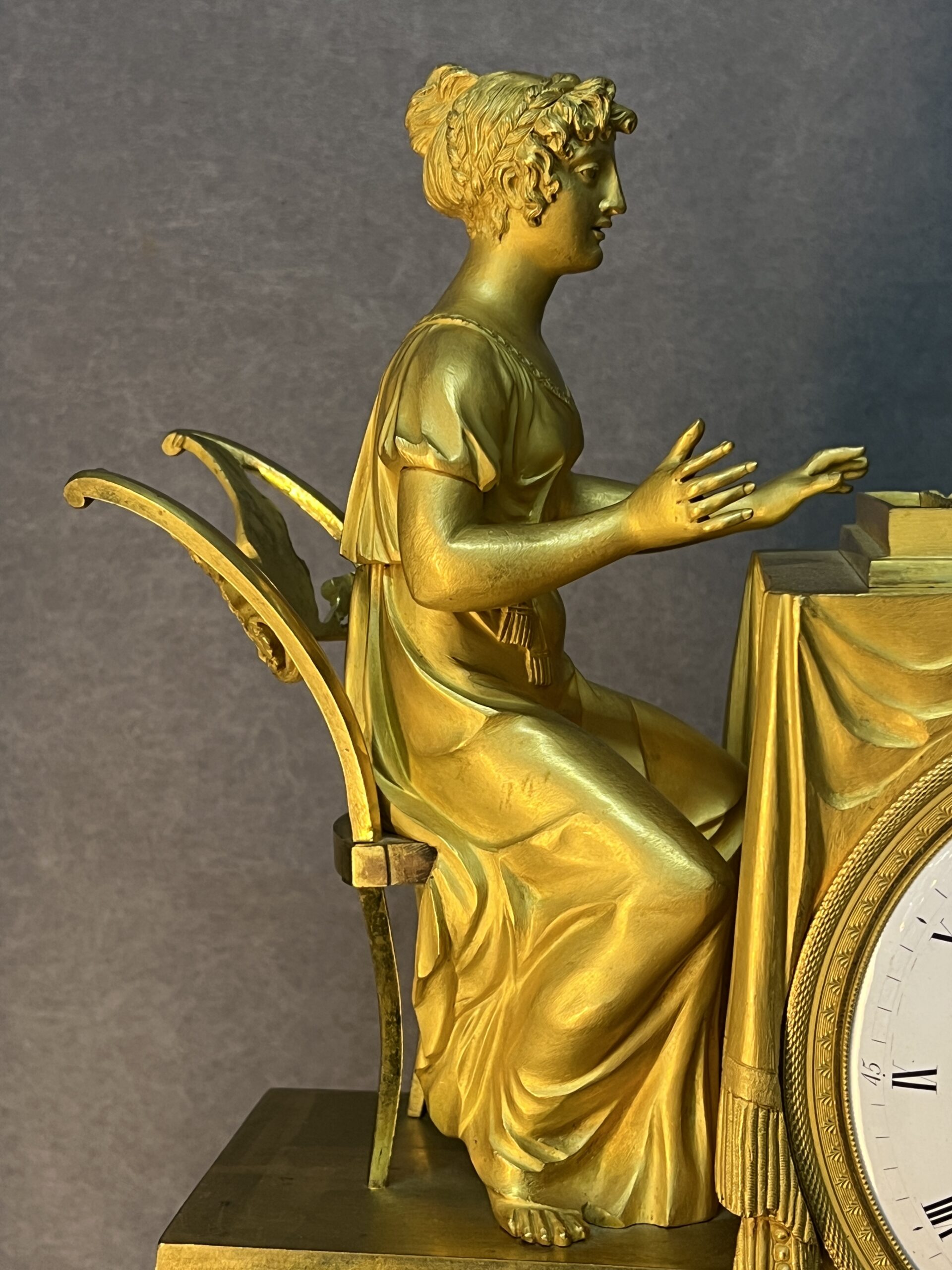 Magnifique pendule en bronze doré au mercure, style Empire du XVIIIe siècle, jeu de dame, Rocquet à Paris – Image 10