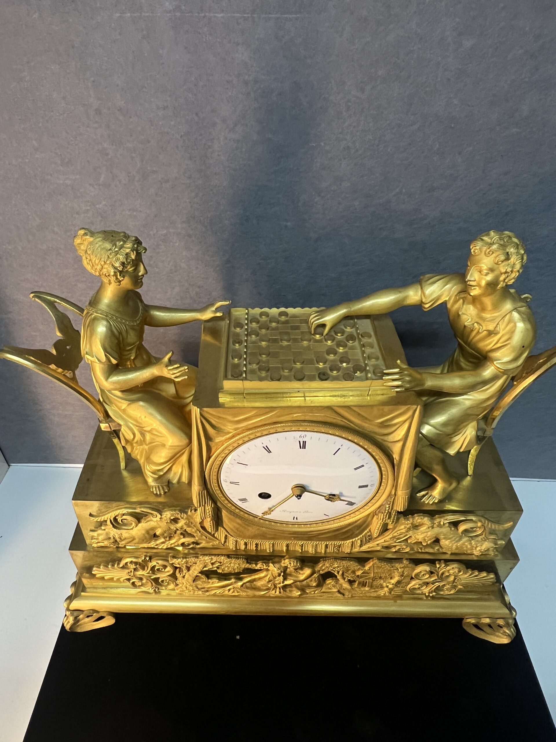 Magnifique pendule bronze doré au mercure, style Empire du XVIIIe siècle, jeu de dame