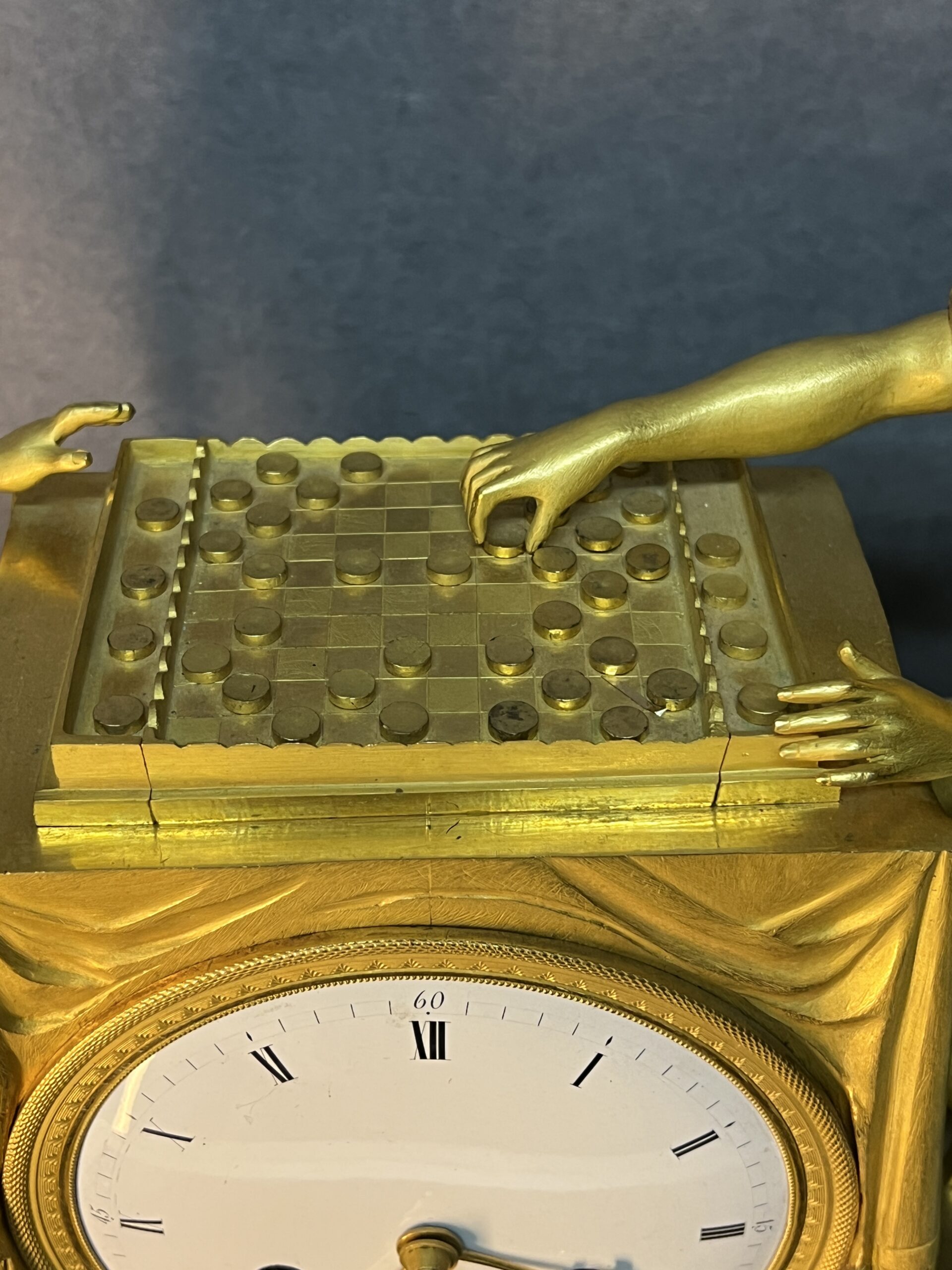 Magnifique pendule bronze doré au mercure, style Empire du XVIIIe siècle, jeu de dame