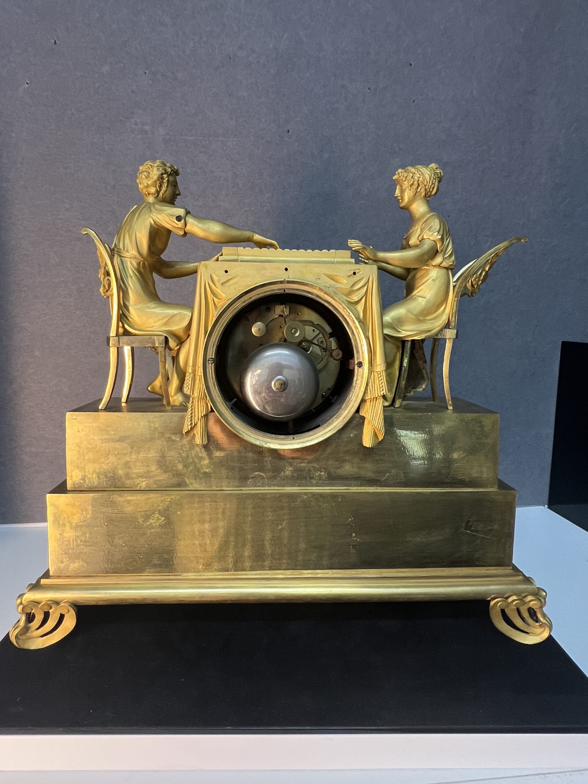 Magnifique pendule en bronze doré au mercure, style Empire du XVIIIe siècle, jeu de dame, Rocquet à Paris – Image 16