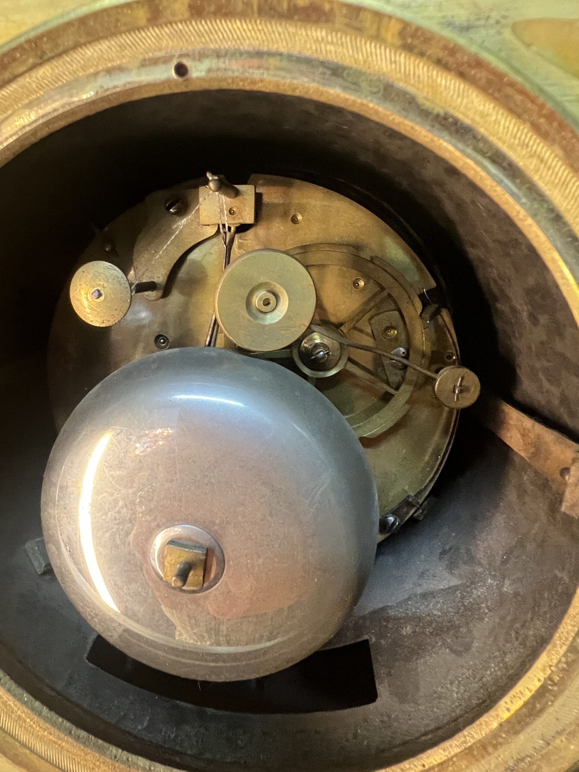 Magnifique pendule bronze doré au mercure, style Empire du XVIIIe siècle, jeu de dame