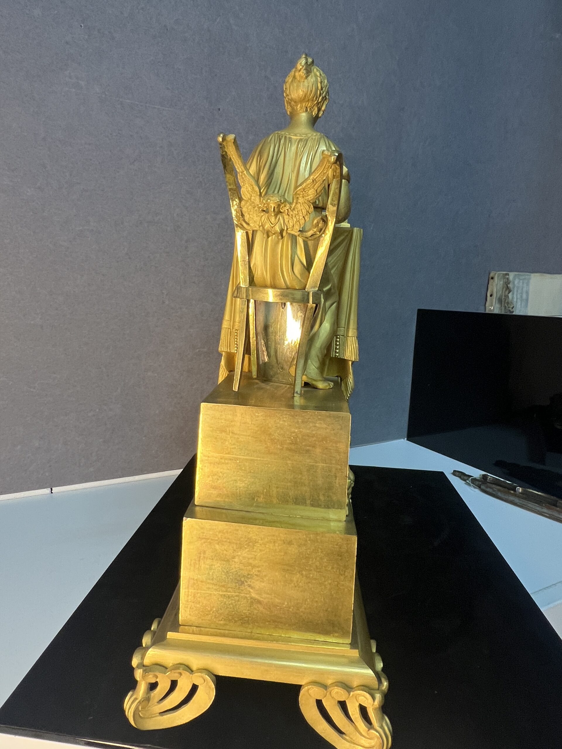 Magnifique pendule bronze doré au mercure, style Empire du XVIIIe siècle, jeu de dame