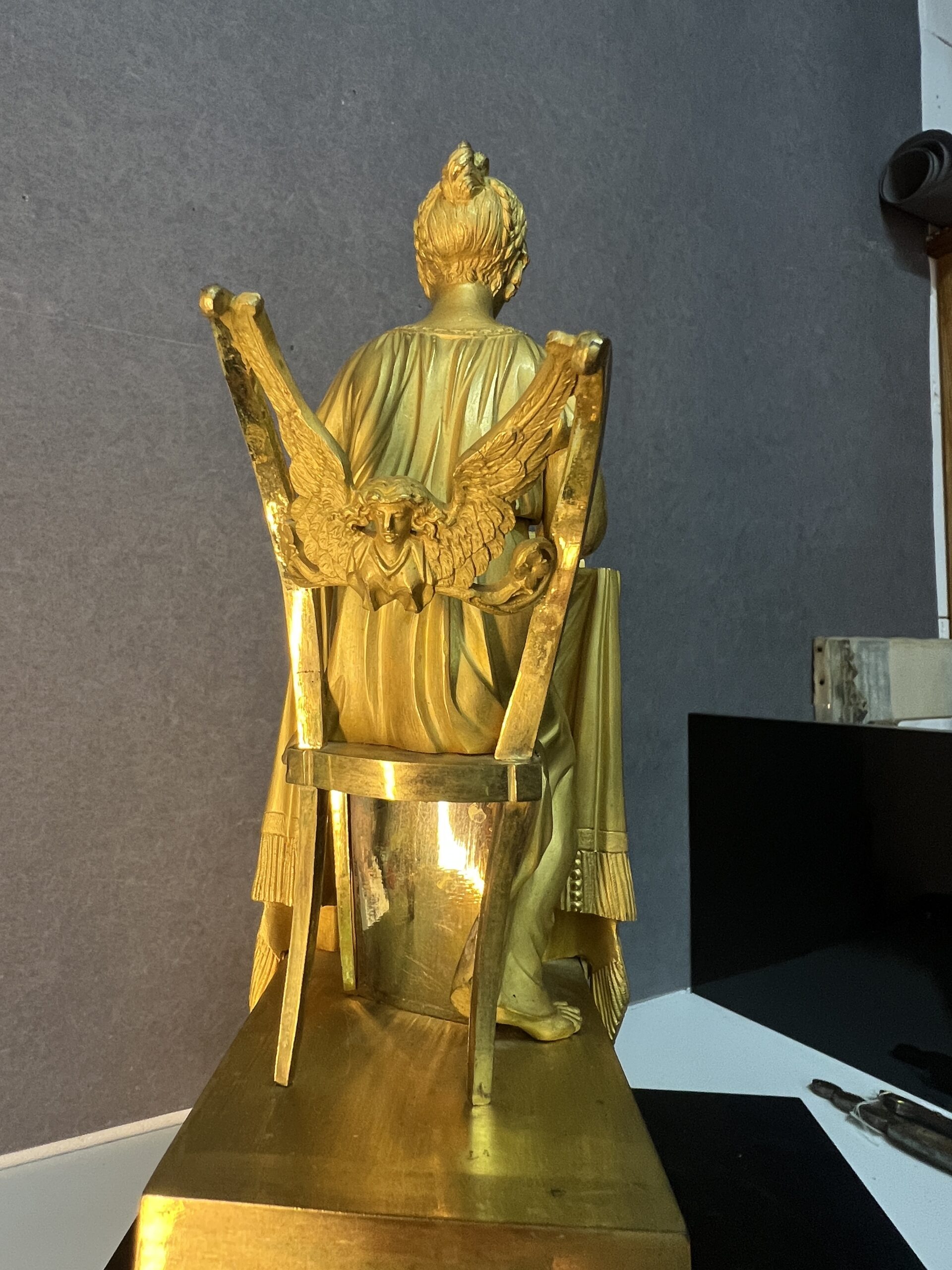 Magnifique pendule bronze doré au mercure, style Empire du XVIIIe siècle, jeu de dame