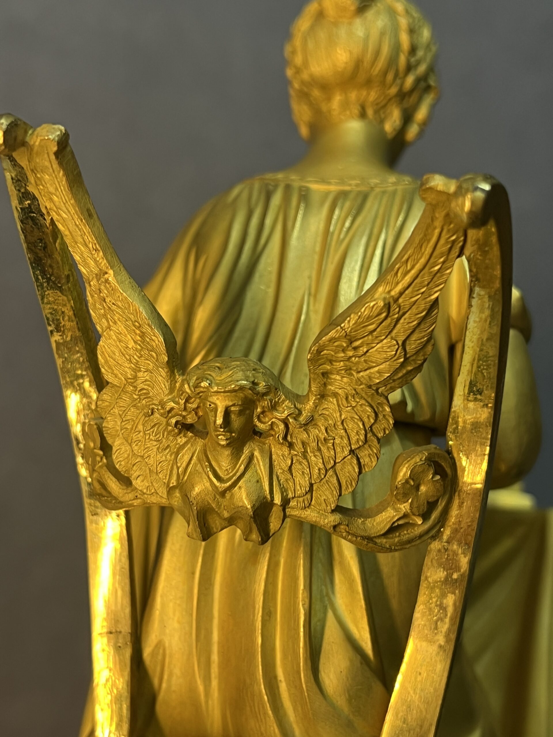 Magnifique pendule bronze doré au mercure, style Empire du XVIIIe siècle, jeu de dame