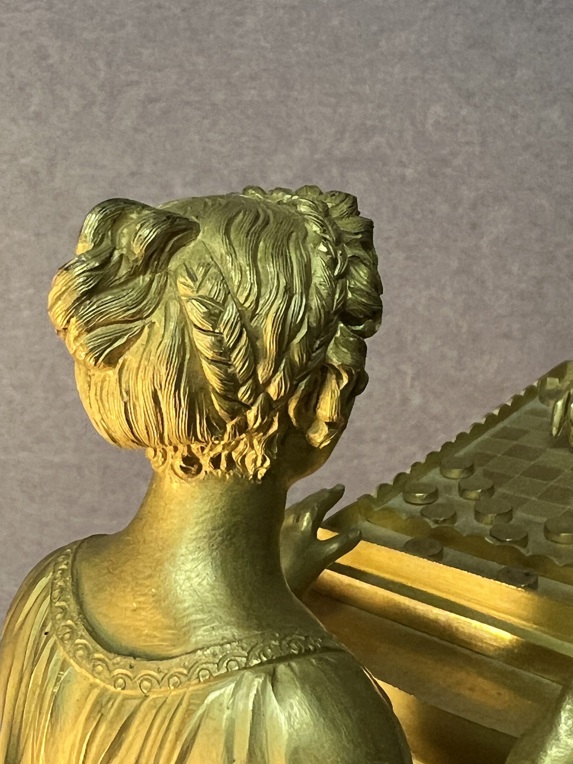 Magnifique pendule bronze doré au mercure, style Empire du XVIIIe siècle, jeu de dame