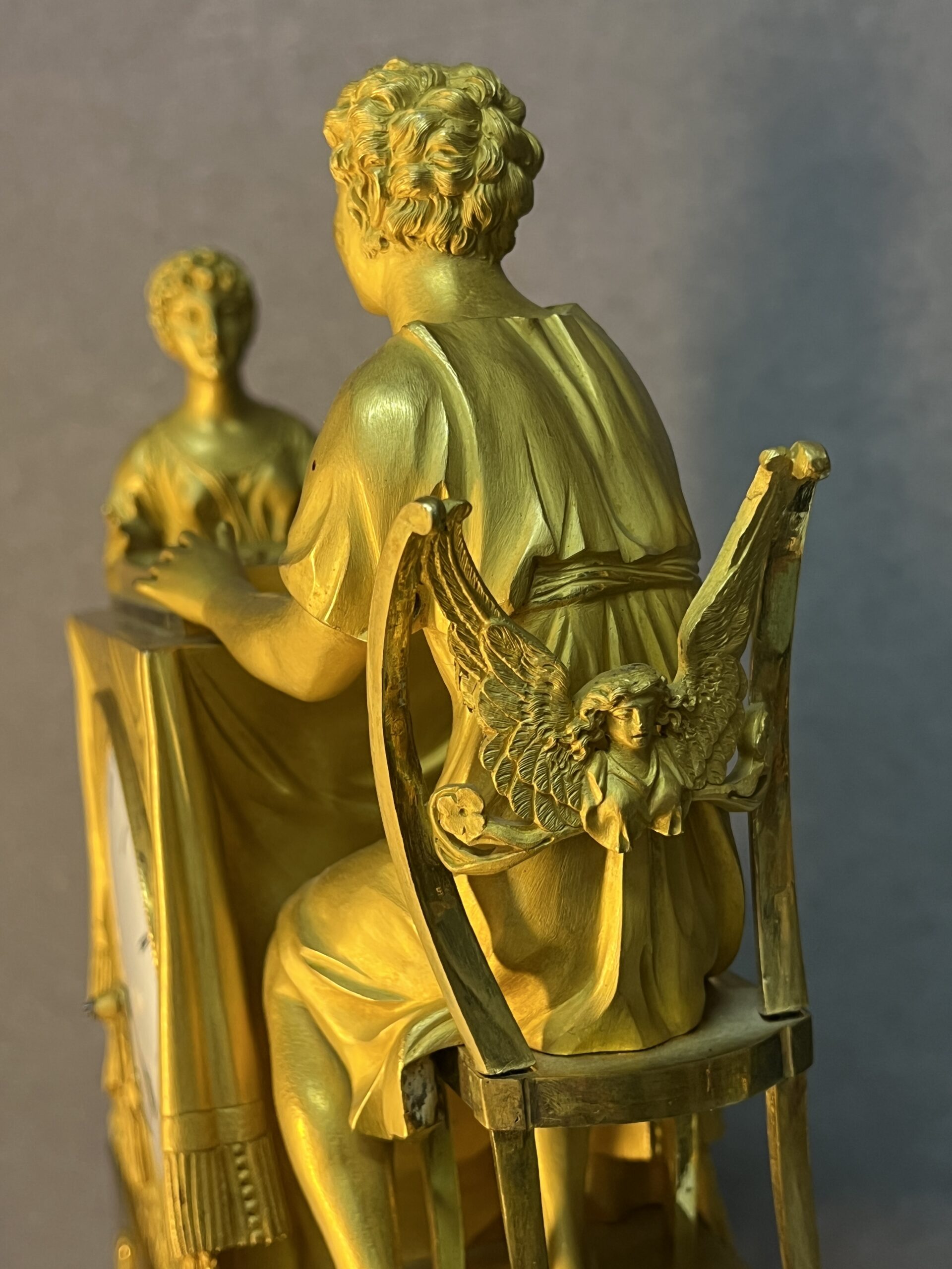 Magnifique pendule bronze doré au mercure, style Empire du XVIIIe siècle, jeu de dame