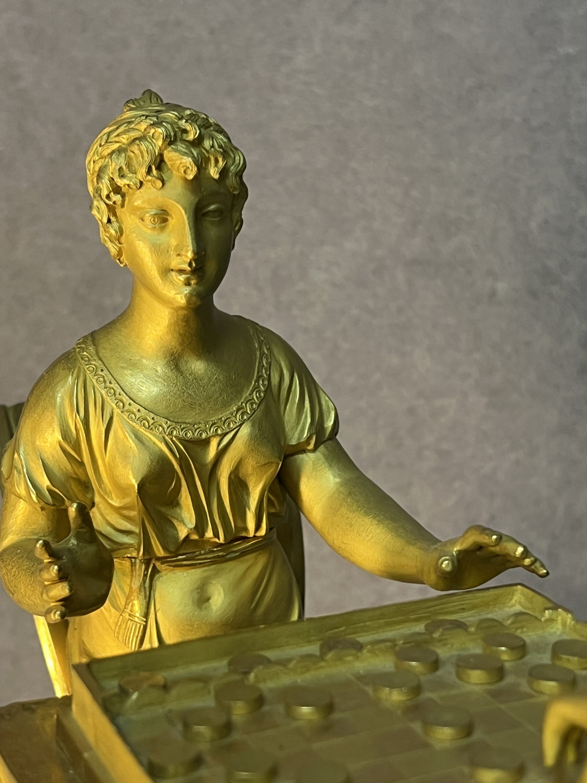 Magnifique pendule bronze doré au mercure, style Empire du XVIIIe siècle, jeu de dame