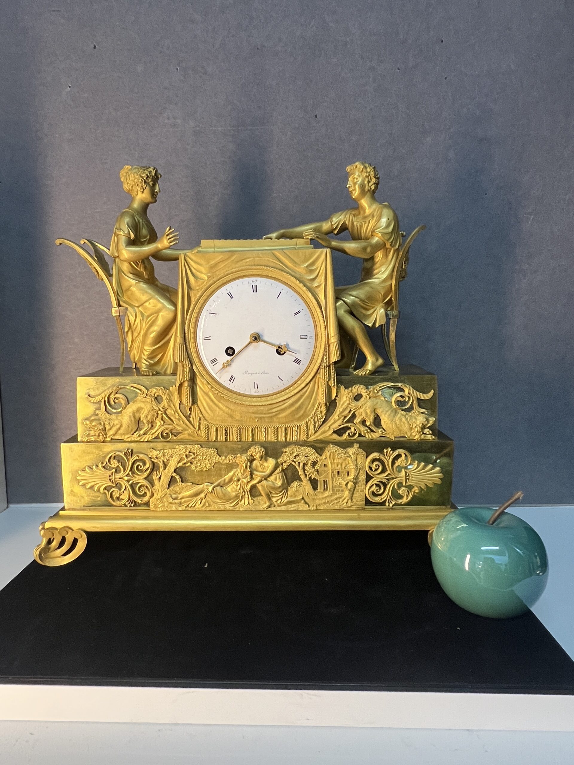 Magnifique pendule bronze doré au mercure, style Empire du XVIIIe siècle, jeu de dame