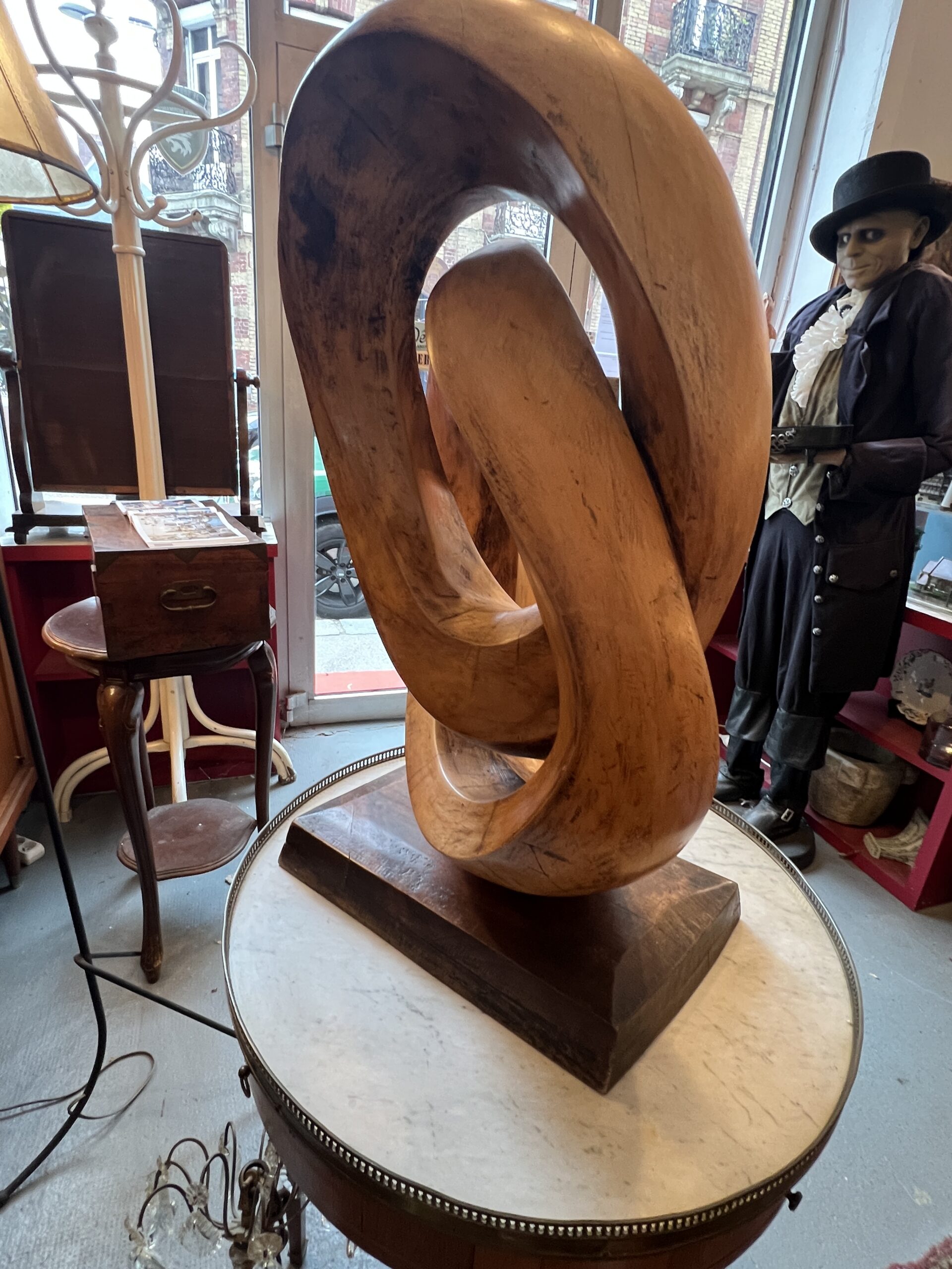 Grande sculpture signé et daté de 1989 par le sculpteur Normand Yvon ALAN, "l'attache "