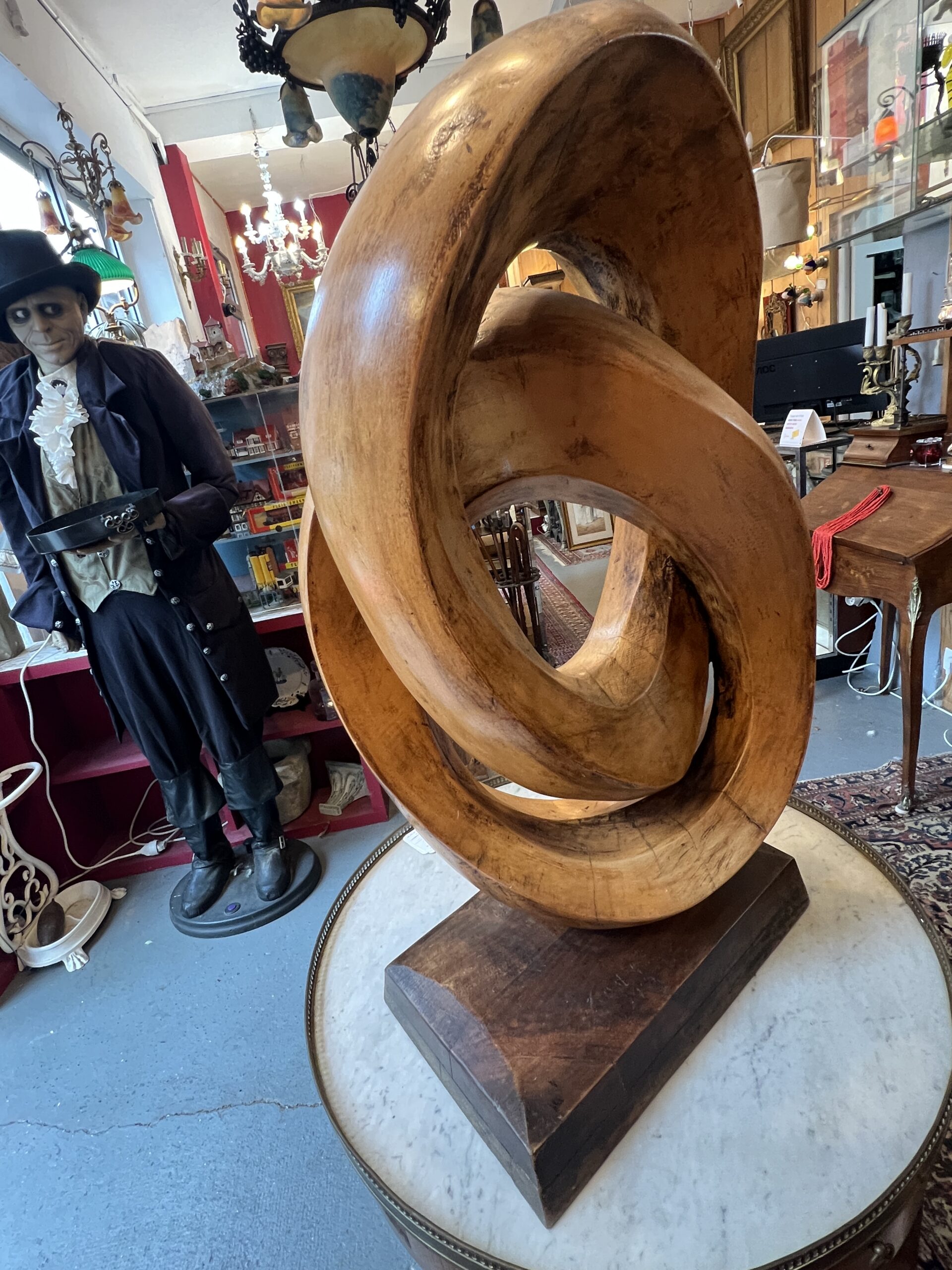 Grande sculpture signé et daté de 1989 par le sculpteur Normand Yvon ALAN, "l'attache "