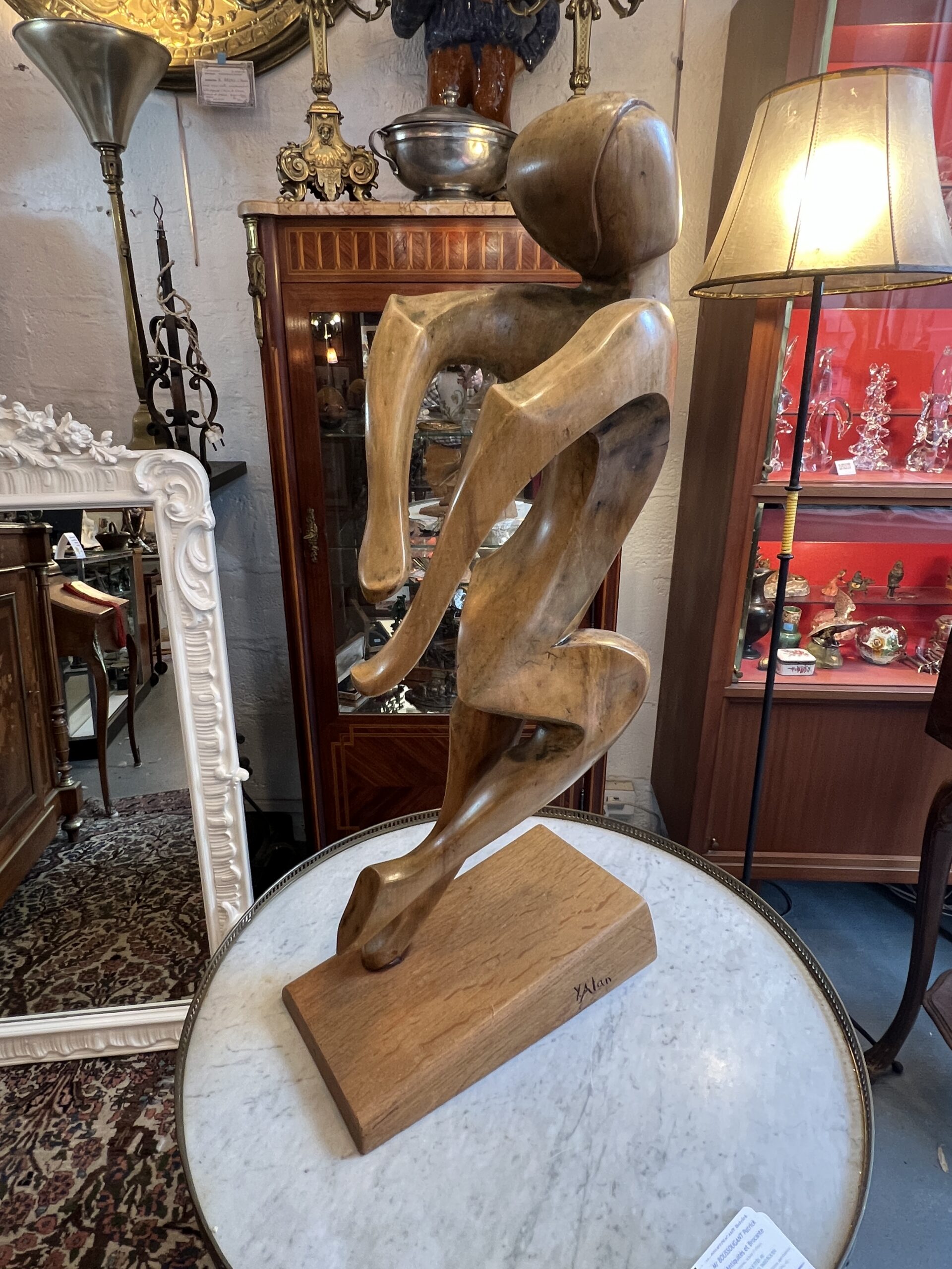 Grande sculpture signée et datée de 1968 par le sculpteur Normand Yvon ALAN " l'arrivée " – Image 5