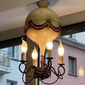 Petite lustre montgolfière en tôle peinte commémorative de la Révolution française des années 50