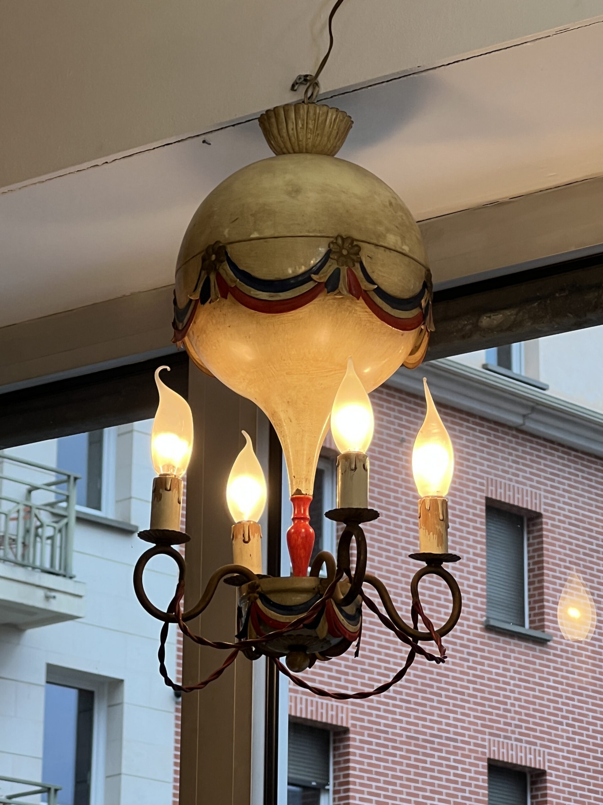 Petite lustre montgolfière en tôle peinte commémorative de la Révolution française des années 50