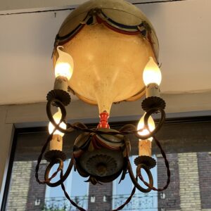 Petite lustre montgolfière en tôle peinte commémorative de la Révolution française des années 50