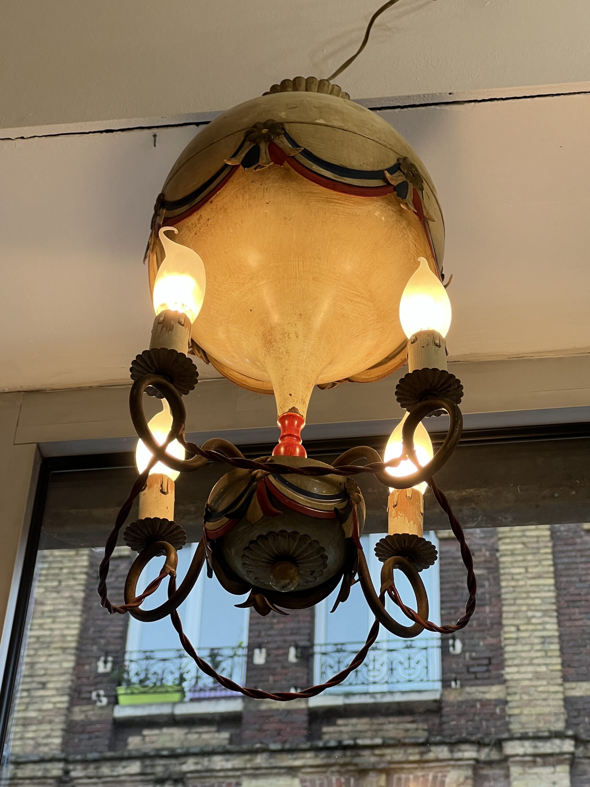 Petite lustre montgolfière en tôle peinte commémorative de la Révolution française des années 50