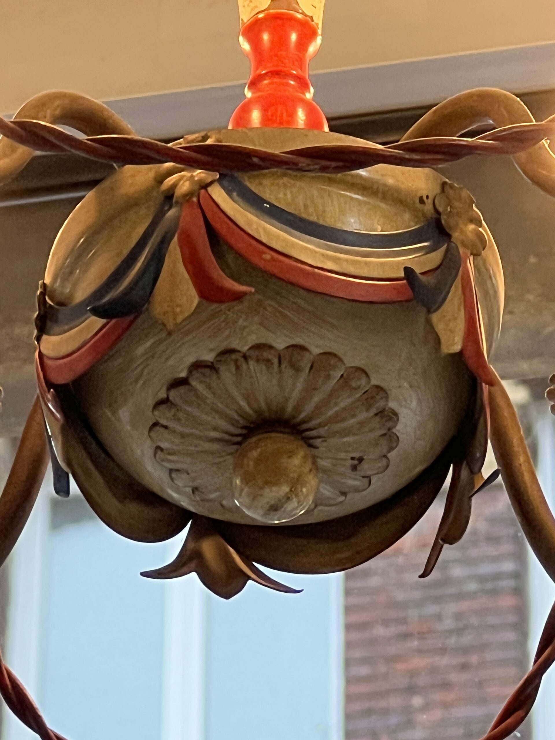 Petite lustre montgolfière en tôle peinte commémorative de la Révolution française des années 50