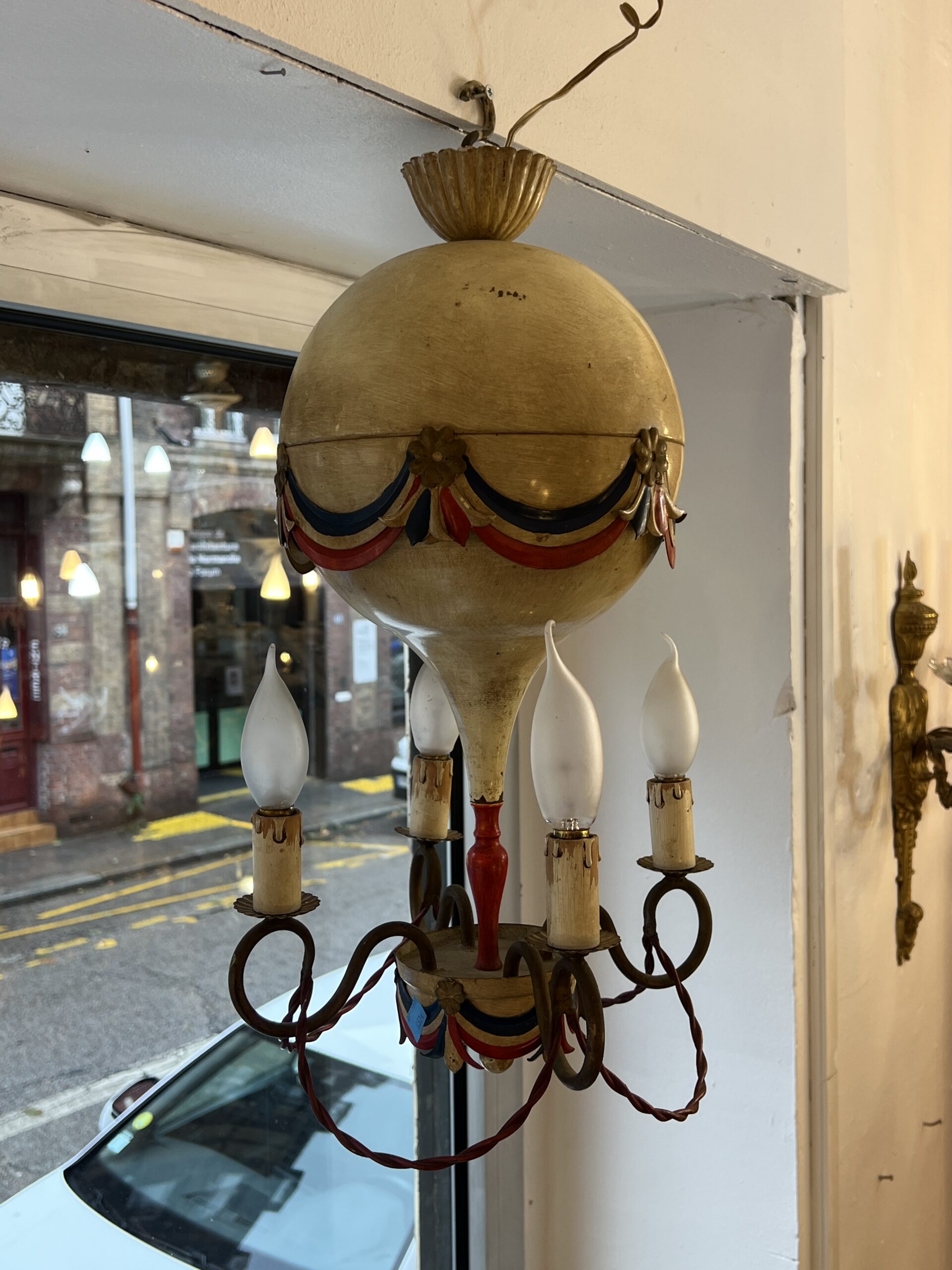 Petite lustre montgolfière en tôle peinte commémorative de la Révolution française des années 50